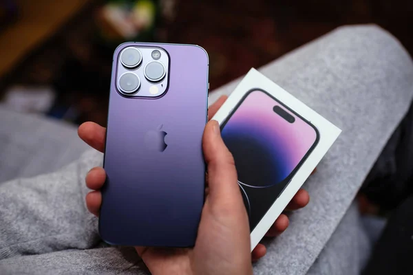 ลอนดอน สหราชอาณาจ นยายน 2022 Pov อสมาร ทโฟนใหม Deep Purple Iphone — ภาพถ่ายสต็อก