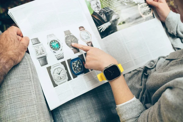 英国伦敦 2022年9月28日 金融时报 的女人们和男人们在 如何花钱 上看大型手表广告 — 图库照片