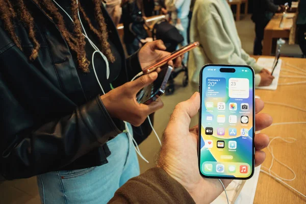 Parijs Frankrijk Sep 2022 Klant Apple Store Met Nieuwe Smartphone — Stockfoto