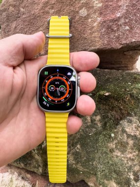 Londra, Birleşik Krallık - 23 Eylül 2022: Dağlarda yeni titanyum Apple Watch Ultra, dayanıklılık sporları, seçkin sporcular Night Mode 'u daha iyi görmek için tasarlandı