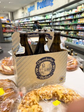 Frankfurt, Almanya - 24 Eylül 2022: Üsteğmen Helles bira paketi süpermarkette - geleneksel Alman birası büyük gıda sahasında satılıyor