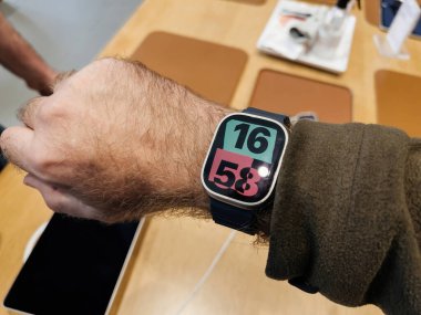 Paris, Fransa - 23 Eylül 2022: Apple Store 'da yeni titanyum Apple Watch Ultra titanyum profesyonel saati satışının ilk günü erkek el testinin renkli yüzü