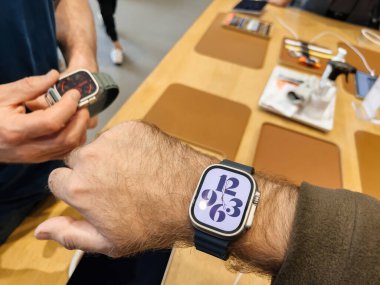 Paris, Fransa - 23 Eylül 2022: Sabırlı sporlar, seçkin sporcular, öncü atletler, macera Apple Store 'un ilk günü gibi uç aktiviteler için tasarlanmış yeni titanyum Apple Watch Ultra üzerindeki şık saat.