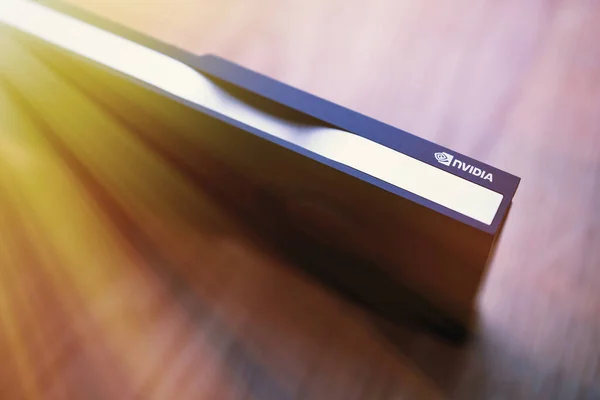 英国伦敦 2022年8月5日 新Nvidia Gpu新的强大计算机升级视频卡的倾斜移位镜头上的阳光耀斑 — 图库照片