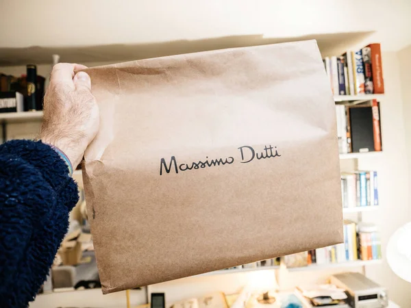 2022年12月2日 法国巴黎 Pov男性手持包 带有Massimo Dutti时装零售商标志类型 在线Express网上购物时购买的非拳击时尚服装 一天交货 — 图库照片