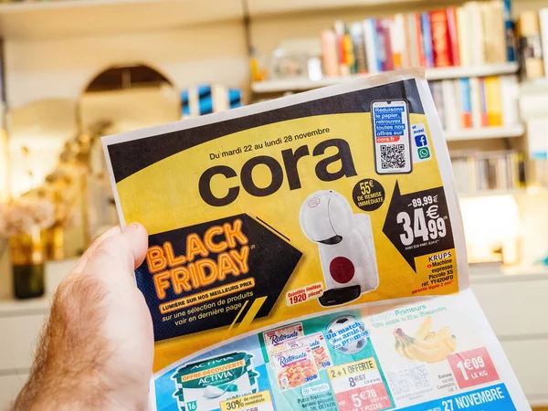 Paris France Dec 2022 Man Reading Advertising Leaflets Cora Supermarket — Stockfoto