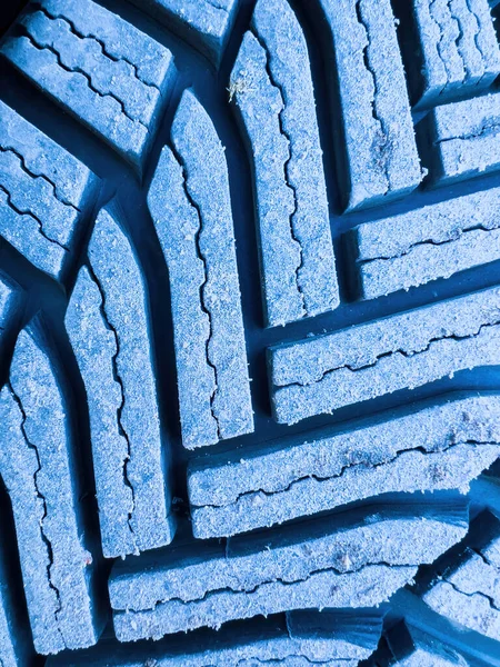 一个被灰尘覆盖的冬季轮胎的特写宏观拍摄 即将到来的寒冷季节的全新车轮 在寒冷天气下的强制性保护 蓝色铸造 — 图库照片