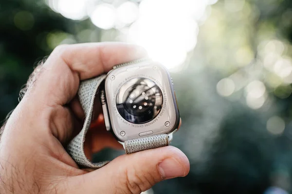英国伦敦 2022年9月28日 一只雄性手拿着新的苹果手表Ultra Smartwatch 在钛陶瓷外壳上装有多个传感器 以对抗焦距散失的Bokeh背景 — 图库照片