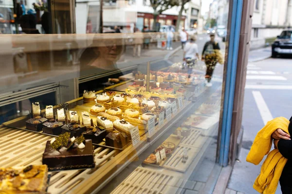 Reflection Glass Senior Woman Looking Showcase Pastry Shop Boulangerie Patisseries — Foto Stock
