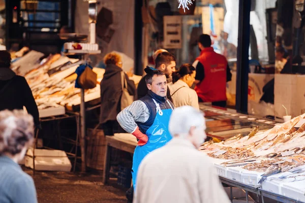 Thessaloniki Grekland Okt 2014 Fiskare Väntar Kunder Fiskmarknaden Människor Bakgrunden — Stockfoto