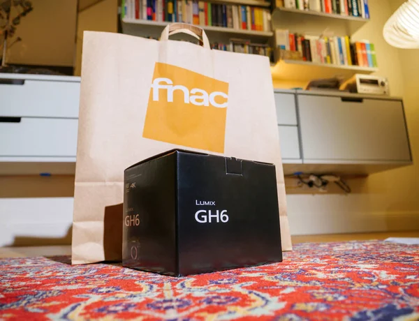 法国巴黎 2022年12月2日 新松下Lumix Gh6无镜像相机黑色包装在Fnac电子产品零售链纸袋前的丝绸地毯客厅地板上 — 图库照片