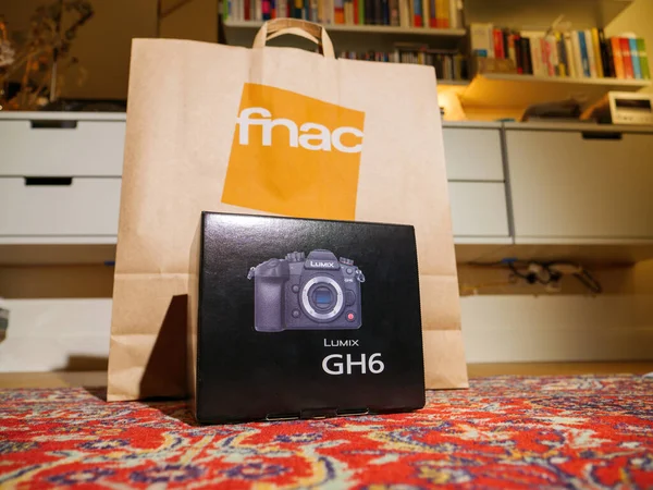 法国巴黎 2022年12月2日 新松下Lumix Gh6无镜像相机包装在Fnac电子产品零售链纸袋前的丝绸地毯客厅地板上 — 图库照片