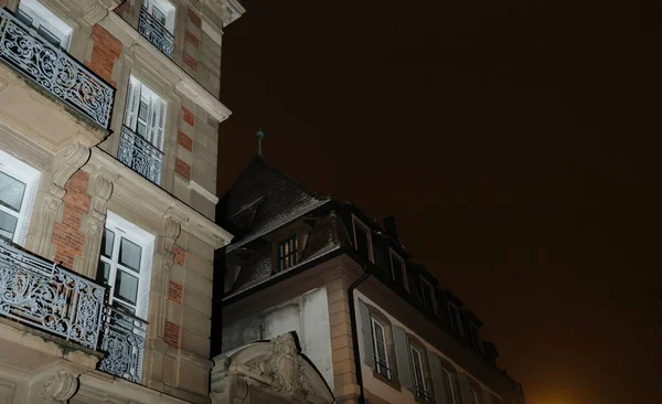 Geceleri Balkonlu Bir Apartmanın Alçak Açılı Manzarası — Stok fotoğraf