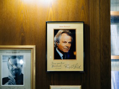 Strasbourg, Fransa - 11 Kasım 2022: Fransa 'nın merkezindeki Maison Kammerzell lüks kafesinin açık terasındaki Ünlülerin fotoğraflarına sokaktan bakın