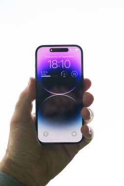 Londra, Birleşik Krallık - 28 Eylül 2022: Cupertino şirketinin yeni Apple Computers iPhone 14 profosyonel akıllı telefonu ile erkek müşteri eli ile dikey görüntü