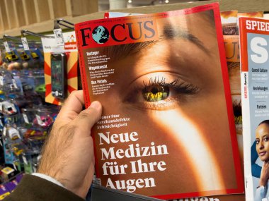 Almanya - 24 Eylül 2022: Uluslararası ve ulusal basını coşturan adam: Gözleriniz için yeni başlıklı Alman dergisine odaklanın