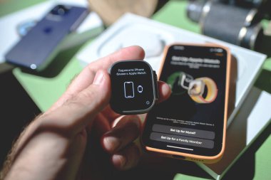 Londra, Birleşik Krallık - 23 Eylül 2022: Yeni titanyum Apple Watch Ultra 'nın kurulumu sırasında Rusya' nın talimatları dayanıklılık sporları, elit sporcular, öncü sporcular gibi uç aktiviteler için tasarlandı