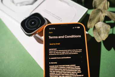 Londra, Birleşik Krallık - 23 Eylül 2022: Dayanıklılık sporları, seçkin sporcular gibi uç aktiviteler için tasarlanmış yeni titanyum Apple Watch Ultra paketlerinin açılması sırasında koşullar ve koşullar okunuyor