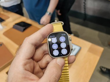 Paris, Fransa - 23 Eylül 2022: Apple Store yeni titanyum Apple Watch Ultra satışının ilk günü dayanıklılık sporları, elit sporcular, öncü sporcular, maceralar gibi uç aktiviteler için tasarlandı