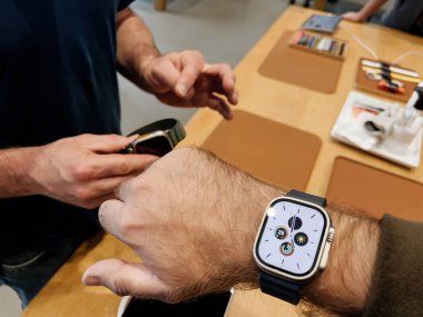 Paris, Fransa - 23 Eylül 2022: Yeni titanyum Apple Watch Ultra için alışveriş yapan adam dayanıklılık sporları, seçkin sporcular, öncü sporcular, macera - Apple Store 'un ilk günü