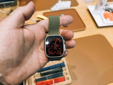 Paris, Fransa - 23 Eylül 2022: Yeni titanyum Apple Store satışının ilk günü için yeni Apple Watch Ultra 'yı elinde tutan adam dayanıklılık sporları, elit sporcular, öncü sporcular gibi uç aktiviteler için tasarlandı