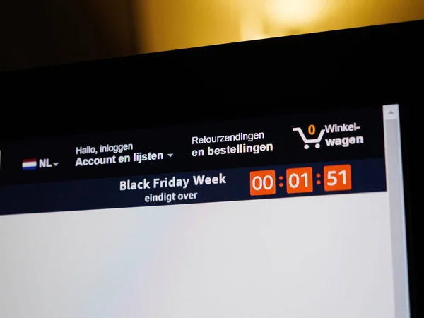 2022年11月28日 在荷兰在线电子商务巨头Amazon Nl的荷兰网站上 以荷兰语翻译的 黑色星期五 即将在1分51秒后结束 — 图库照片