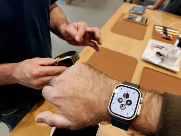 Париж Франция Сентября 2022 Человек Покупающий Новый Титан Apple Watch — стоковое фото