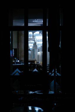 Sandalyeleri ve masaları olan boş bir restoran. Soğuk ışık atmosferik fotoğraf.