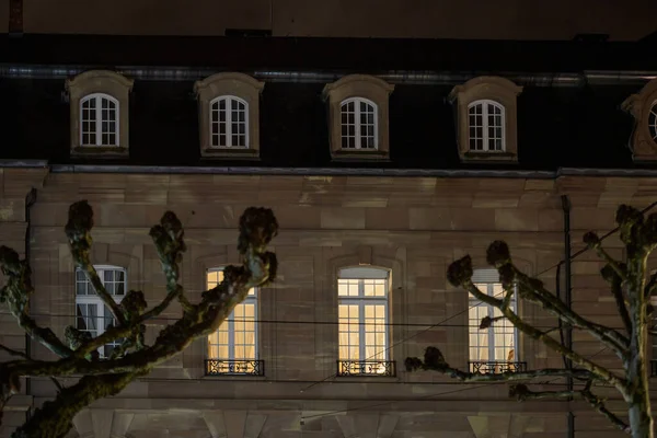 Luxus Appartementhaus Mit Drei Fenstern Die Von Innen Beleuchtet Werden — Stockfoto