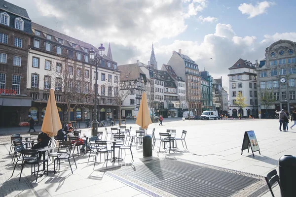 Στρασβούργο Γαλλία Απρ 2022 Αίθριο Καρέκλες Και Λίγοι Άνθρωποι Πίνουν — Φωτογραφία Αρχείου