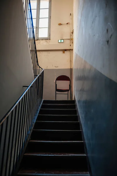 Városi Romlás Elhagyott Épület Lépcsőház Szoba Székkel Tetején — Stock Fotó