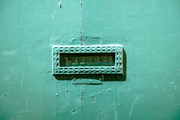 法国南部钢制绿色门上的邮件标识翻译为复古别具一格的信件 邮政通信服务 — 图库照片