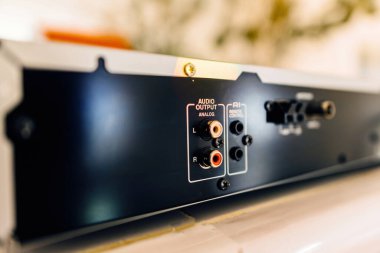 Ses çıkışı analog rca kablo bağlantılarının arka görünümü