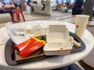 Frankfurt, Almanya - 17 Ağustos 2022: Frankfurt Uluslararası Havalimanı 'ndaki McDonalds restoranında Fast-Food' un atıklarıyla dolu tepsi