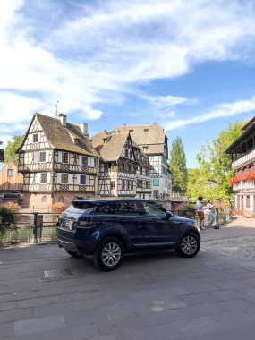 Strasbourg, Fransa - 2 Ağustos 2022: Strasbourg şehir merkezine park etmiş lüks Range-Range-Rover siyah SUV arabası, arka planda geleneksel ahşap bina evleri ve kötü nehir kanalı ile birlikte
