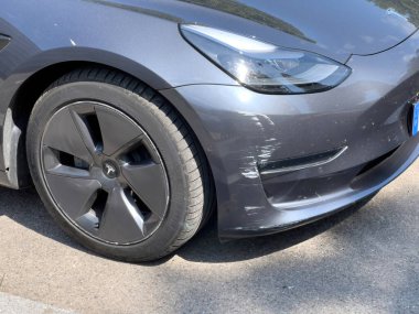 Almanya - 29 Mayıs 2022: S Modeli çizilmiş elektrikli bir Tesla 'nın tamponuna yukarıdan bakın