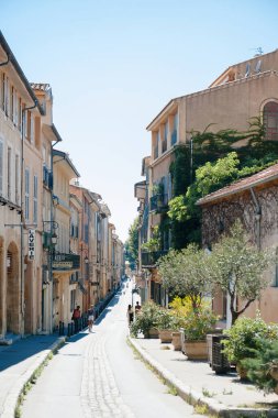 Aix-En-Provence, Fransa - 17 Temmuz 2014: Aix de Provence şehir merkezindeki Rue Fernand Dol caddesinin perspektif manzarası