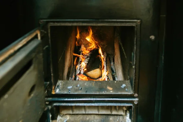 Madera Ardiendo Dentro Kachelofen Negro Que Calienta Casa Durante Aumento —  Fotos de Stock