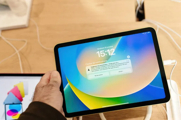 2022年10月28日 男性手握最新Ipad Pro 并附有屏幕时间通知 — 图库照片