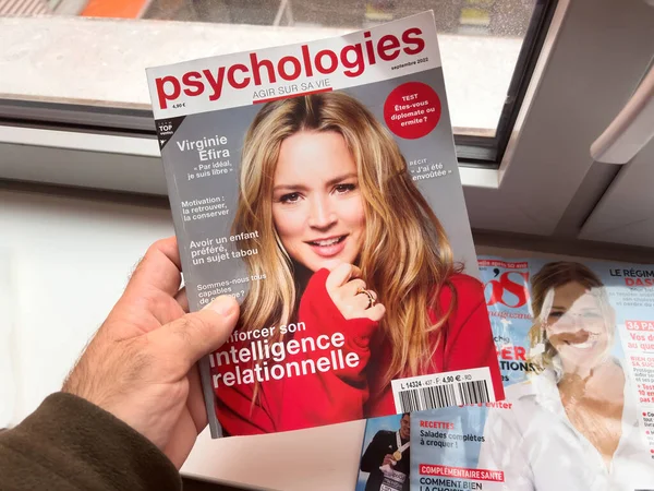 Paryż Francja Października 2022 Pov Męska Ręka Trzymająca Magazyn Psychologiczny — Zdjęcie stockowe