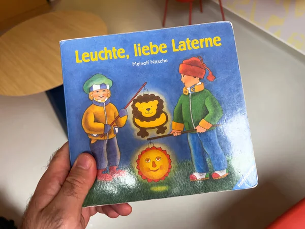 Париж Франция 2022 Мужчина Читающий Детскую Книжку Огюста Латерна — стоковое фото
