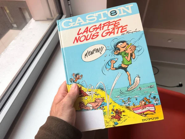Paryż Francja Października 2022 Pov Męska Ręka Czytająca Komiksy Dla — Zdjęcie stockowe