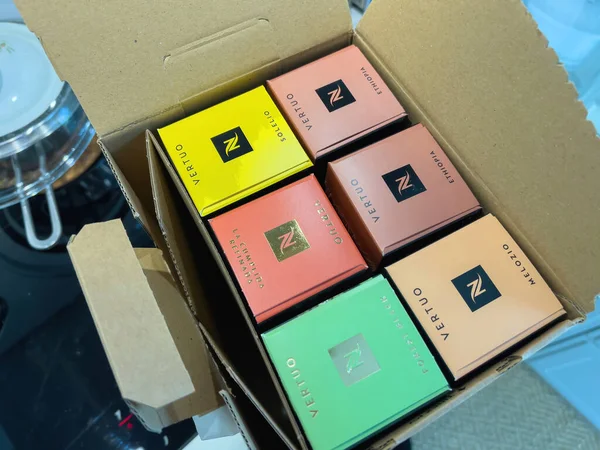 Paris, Fransa - 21 Mayıs 2022: Karton plastik şişeyle teslim edildikten sonra yeni Nescafe Vertuo kahve kapsüllerinin mutfak arka planında görünüm