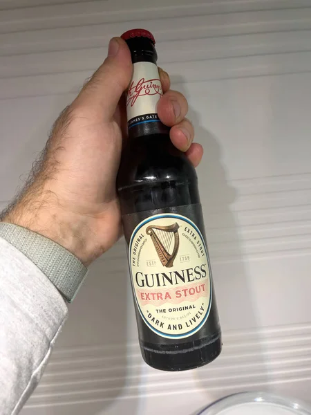 Deutschland München 2022 Pov Männliche Hand Hält Guinness Extra Stout — Stockfoto