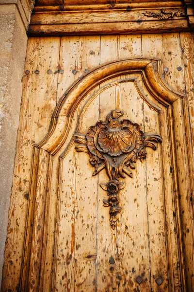 Мбаппе Старой Двери Французском Регионе Прованс Вырезанными Дереве Розовыми Цветами — стоковое фото