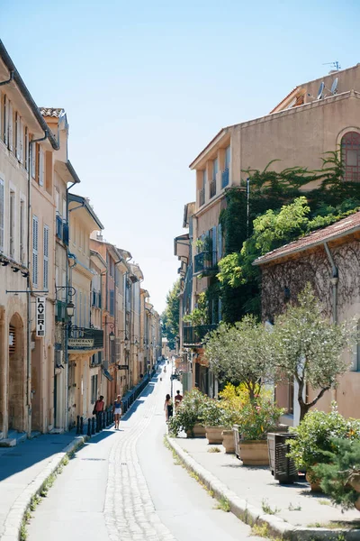 Aix Provence フランス 2014年7月17日 プロヴァンス中心部の通り フェラン通りとドール通りの眺め 歩行者レストランやオリーブの木 — ストック写真