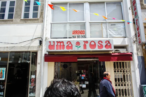 葡萄牙波尔图 2014年6月3日 波尔图市中心的Uma Rosa商店的标识 购物行人街 前面有行人经过 — 图库照片