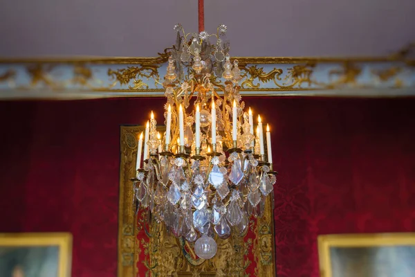 一座华丽的金色吊灯挂在一座华丽的室内宫殿里 展示着财富和宏伟的建筑 — 图库照片