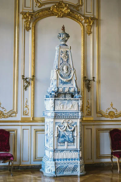 Ornate Indoor Built Structure Hosting Alsatian Stove Kachelofen Furniture Showcasing — Stock Photo, Image