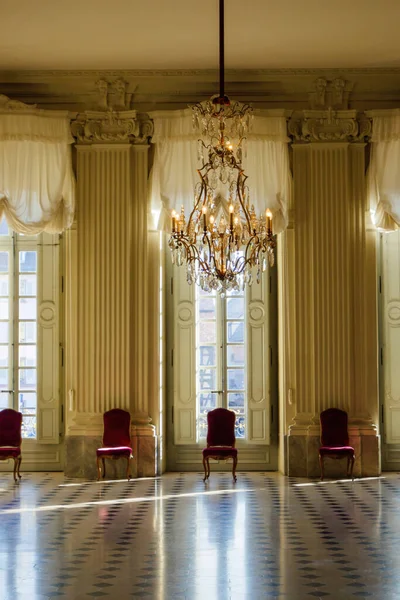 豪華なシャンデリアと豪華な建築で飾られた豪華なボールルームは 豊かさと富を爆発させます — ストック写真